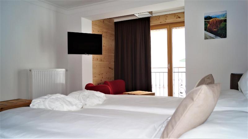 Double Room with Balcony image 4