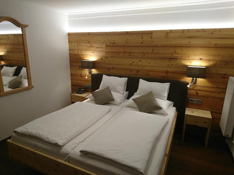 Double Room with Balcony image 3