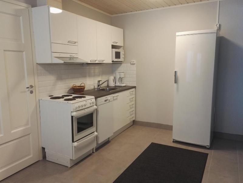 Twin Room with Shared Bathroom - Hostel building image 4
