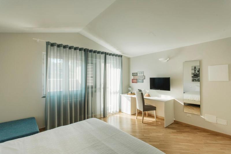 Standard Triple Room image 4