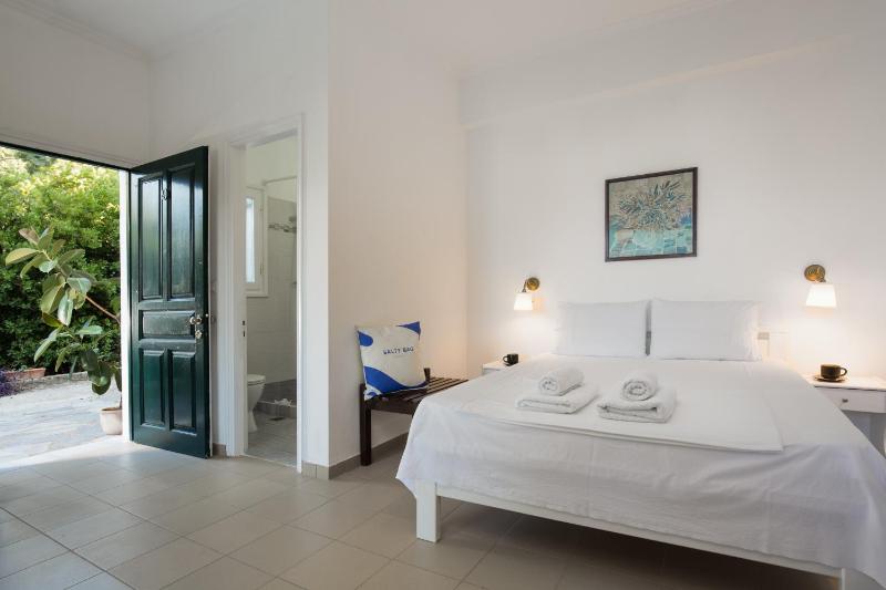 Classic Double Room with Balcony image 3