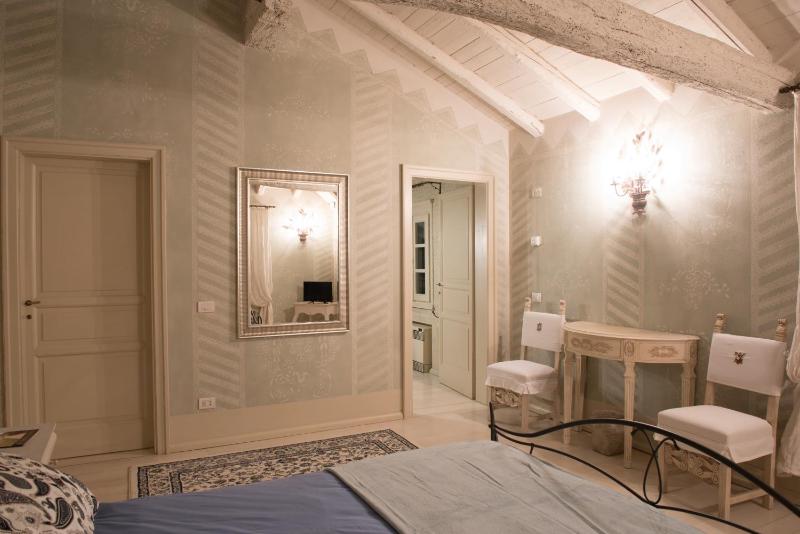 Deluxe Double Room with Bath image 4