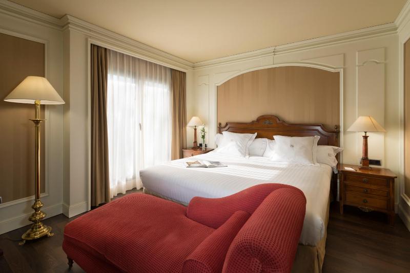 Junior Suite Superior city view image 3