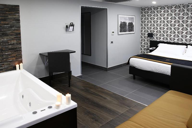 Deluxe King Room with Sofa Bed image 3