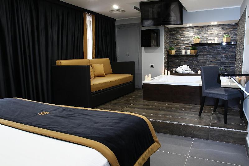 Deluxe King Room with Sofa Bed image 4