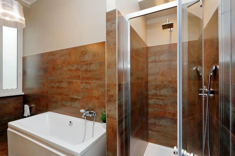 Large One-Bedroom Apartment image 3