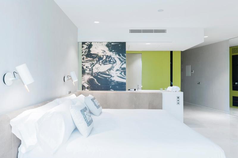 Superior Deluxe Double or Twin Room  image 4