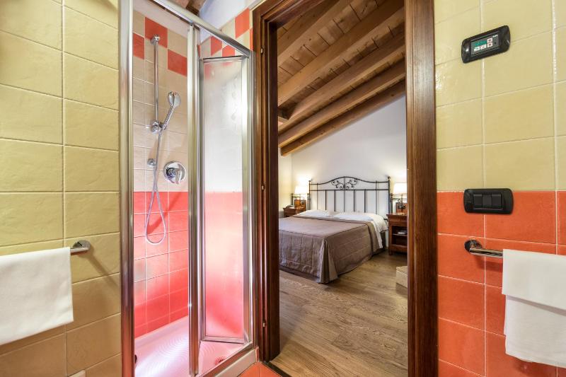 Small Double Room image 4