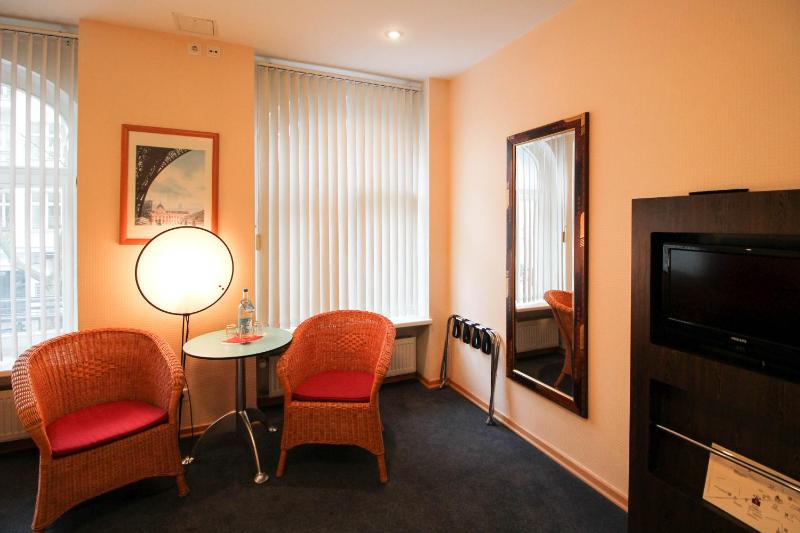 Double Room image 3
