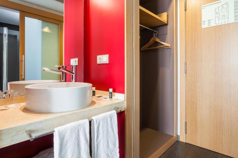 Economy Double or Twin Room with no View image 4