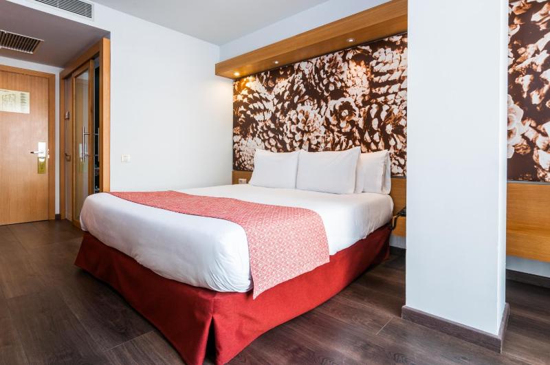 Standard Double Room image 4