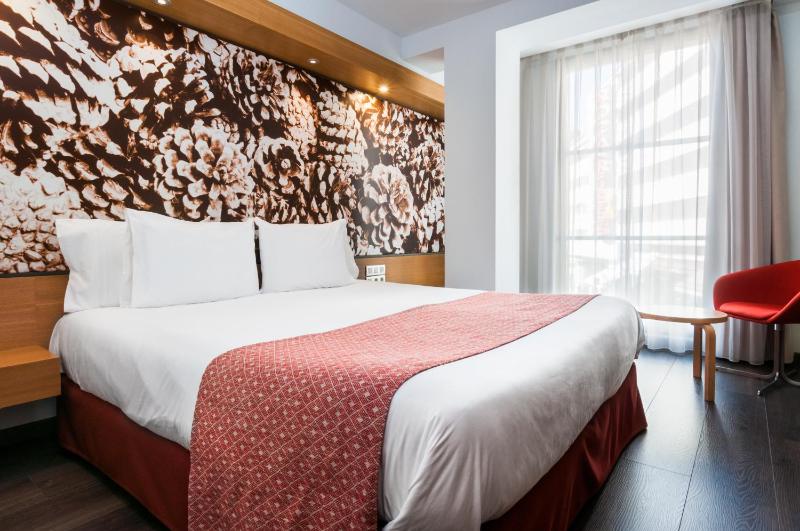 Standard Double Room image 3