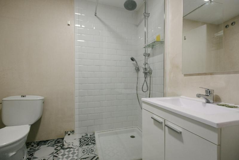 Double Room with Balcony image 4