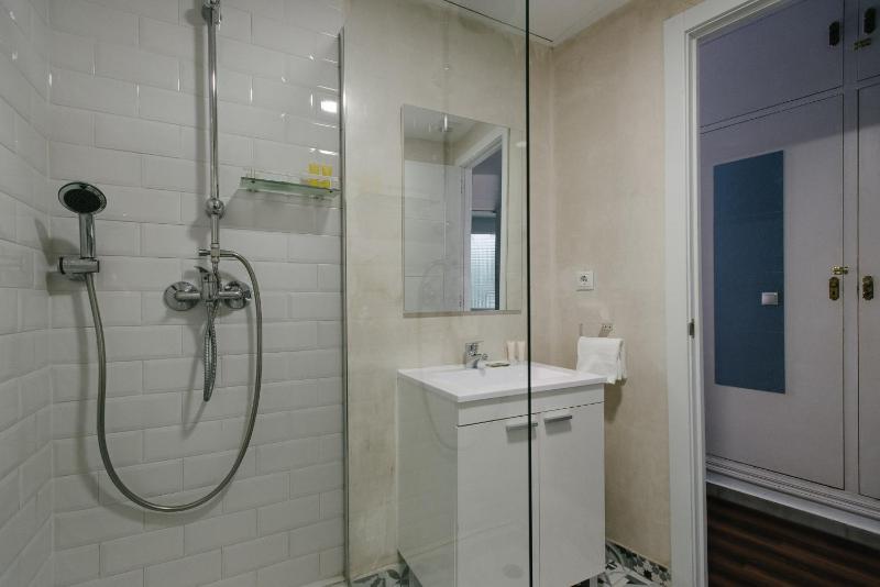 Double Room with Balcony image 3