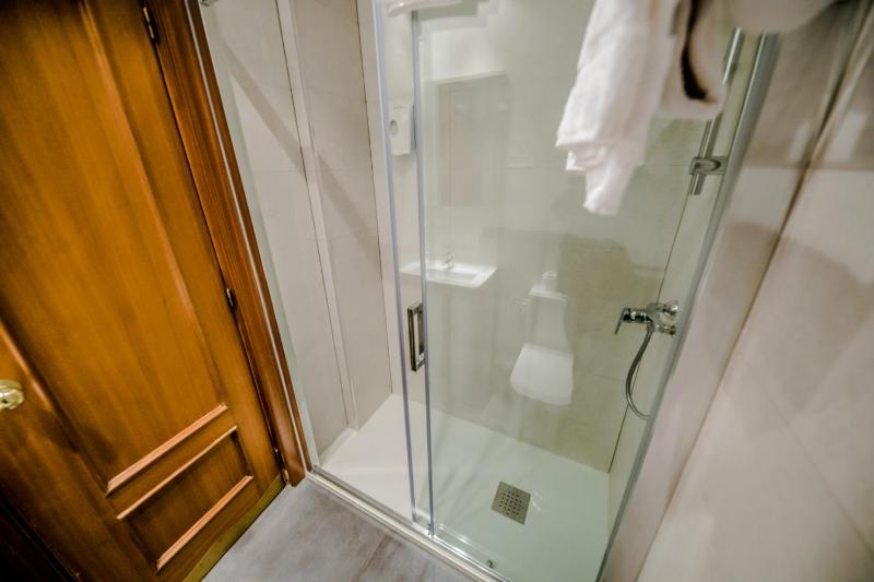 Standard Twin Room image 4