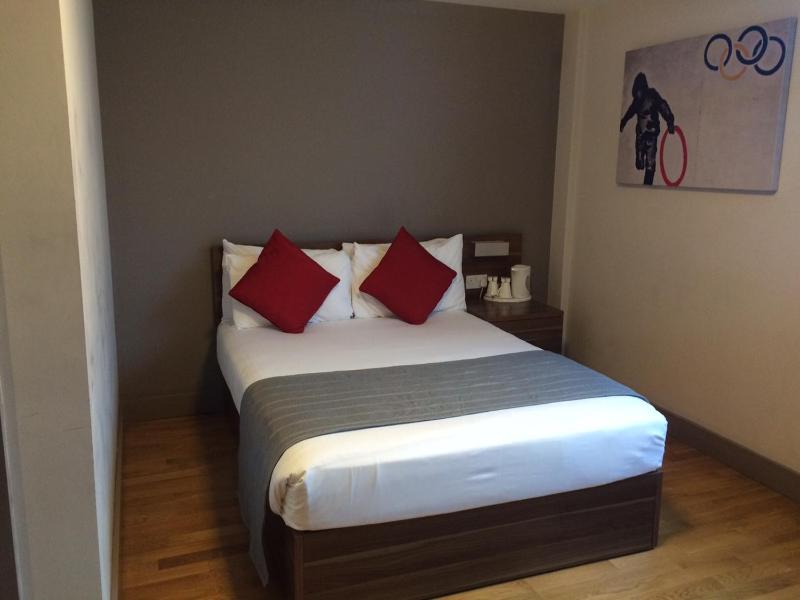 Basic Double Room image 2