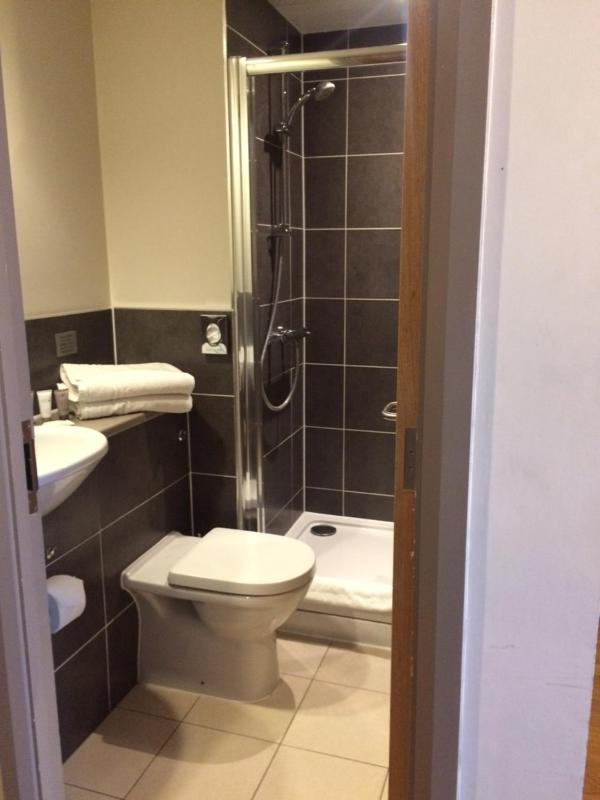 Basic Double Room image 4