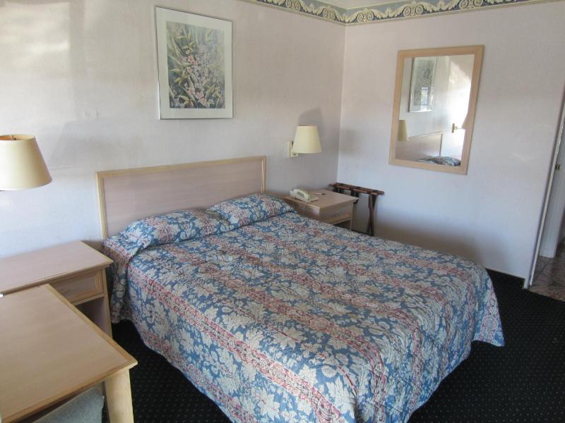 Queen Room - Non-Smoking image 2