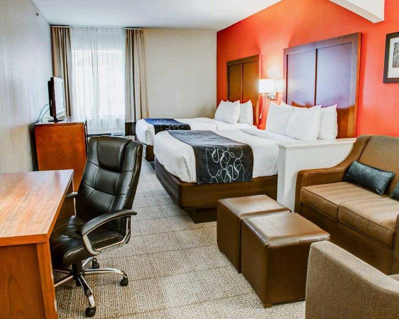 Queen Suite with Two Queen Beds - Non-Smoking image 3