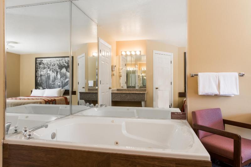 King Suite - Non-Smoking image 4