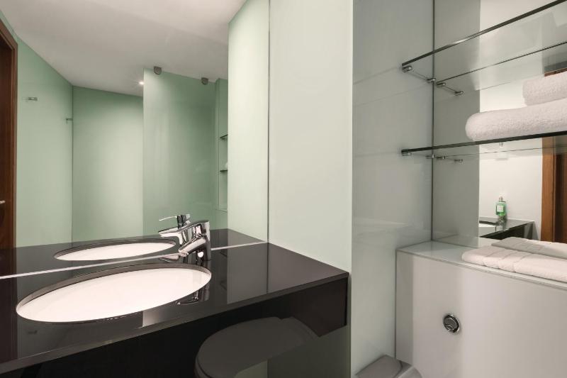 Double Room image 3