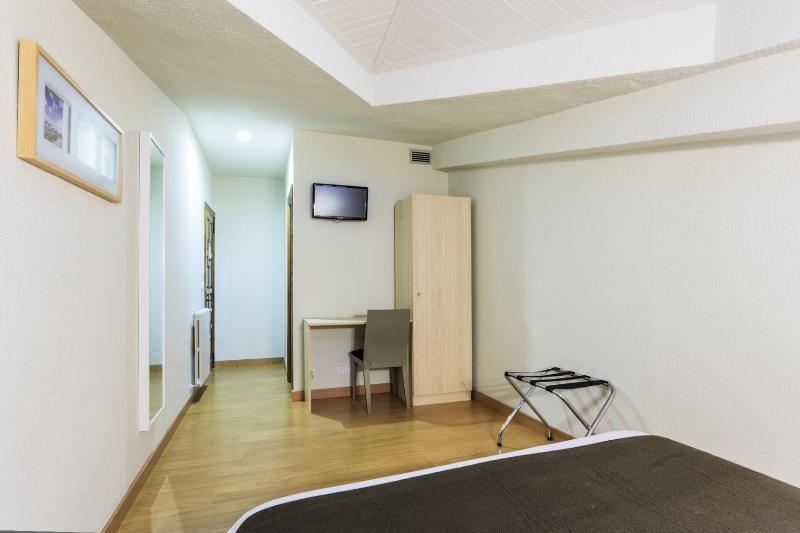 Basic Double Room image 2