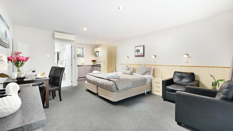 Arthur's Court Motor Lodge - image 37