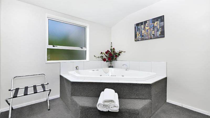 Arthur's Court Motor Lodge - image 7