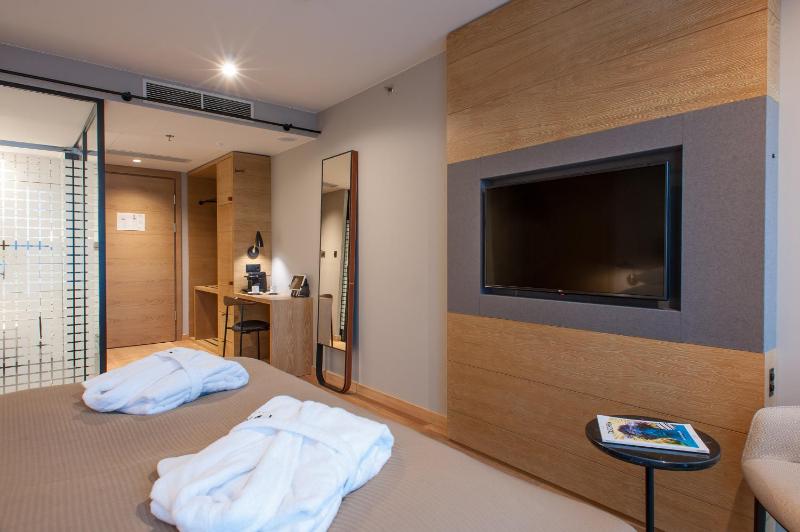 Deluxe Double Room image 2