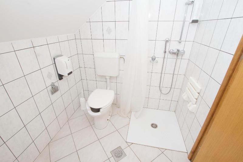Twin Room - Disability Access image 3