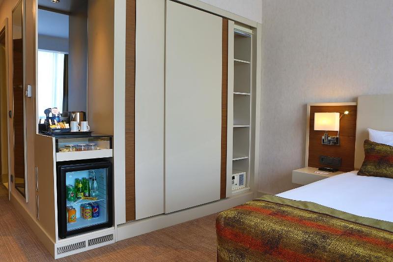 Large Double Room image 3