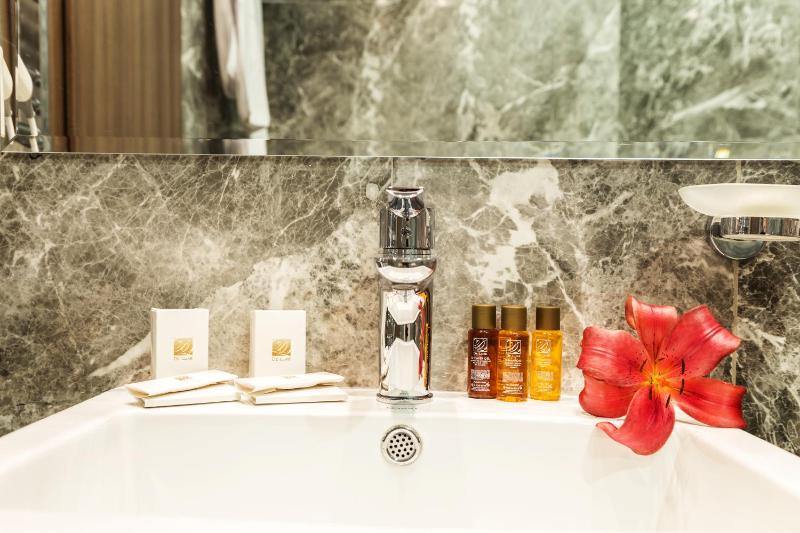 Deluxe Studio with free SPA access image 3