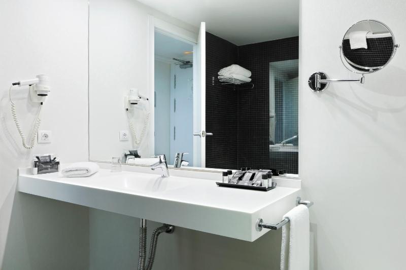 Double or Twin Room image 4