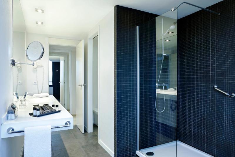 Superior Twin Room with Extra Bed image 4