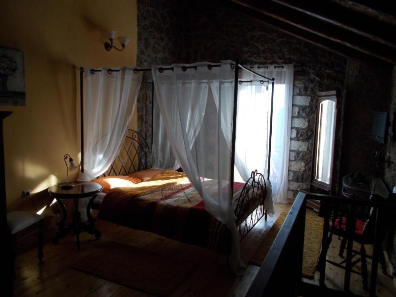 Superior Suite with Spa Bath and Fireplace - Split Level image 3
