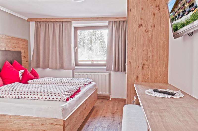 Economy Double Room image 2