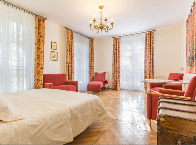Deluxe King Room image 3