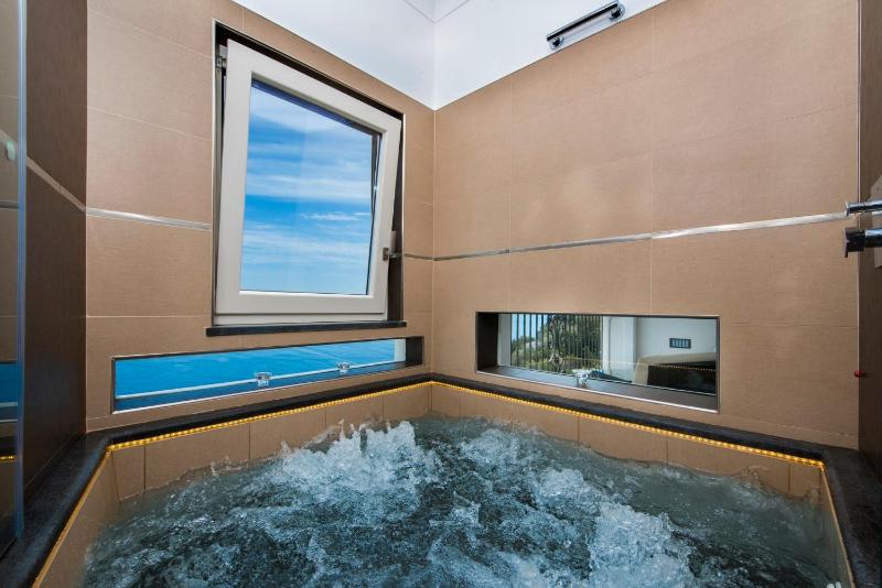 Superior Double Room with Sea View image 4