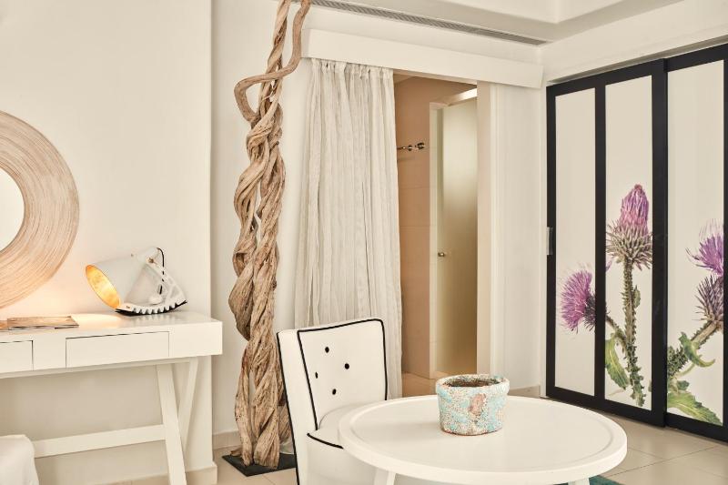 Elegant Suite with Sea View and Hot Tub image 4