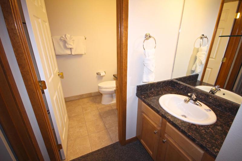 One-Bedroom King Cottage  image 3
