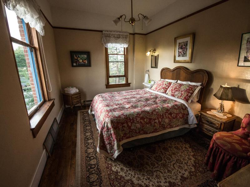 Queen Room with Shared Bathroom image 3