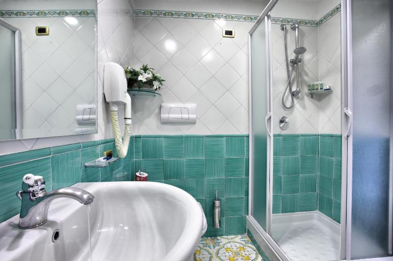 Quadruple Room with Partial Sea View image 4