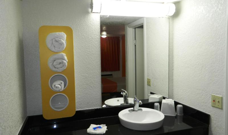 King Room - Non-Smoking image 3