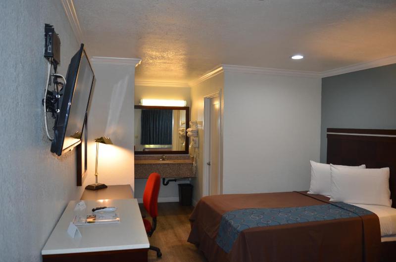 Room with Two Double Beds image 4