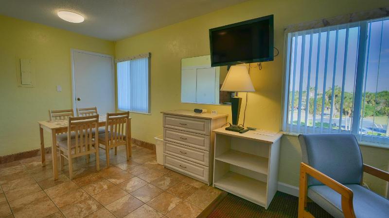 Standard Room with Two Double Beds, No View image 3