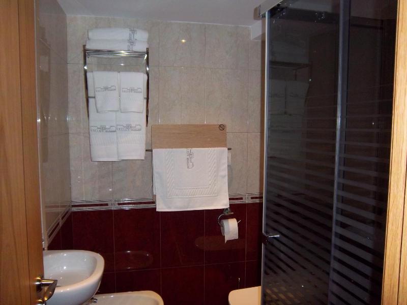 One-Bedroom Apartment (3 Adults)- First Floor image 2