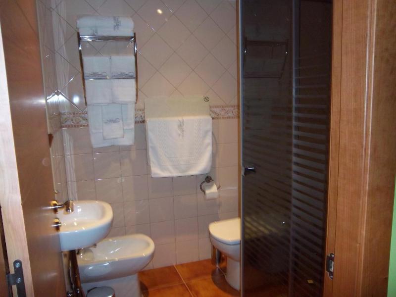 One-Bedroom Apartment (3 Adults)- Second Floor image 2