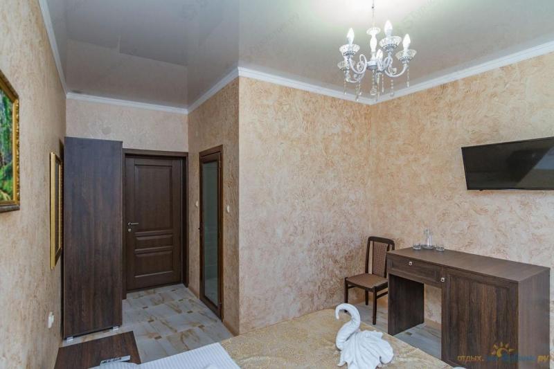 Large Double or Twin Room image 3