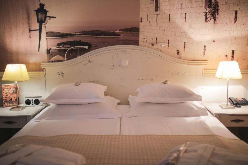Superior Suite with Balcony and Sea View image 4