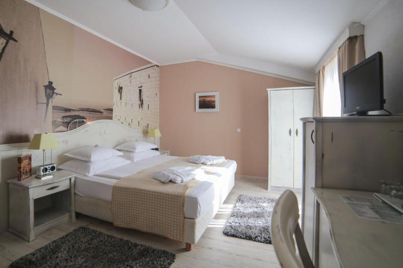 Double Room with Balcony and Side Sea View image 2